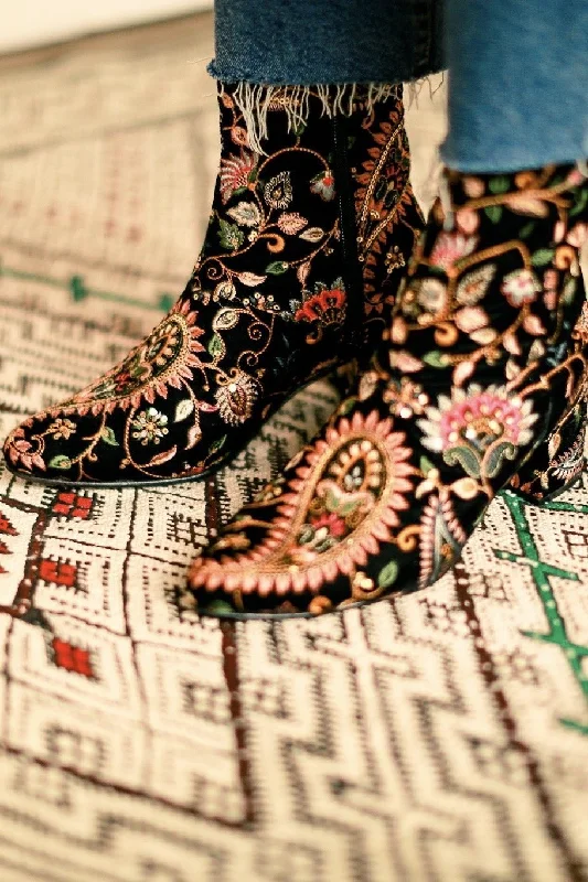 Women's Versatile Shoes PAISLEY PATTERN VELVET BOOTS